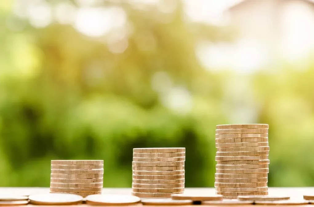 Ein Bild auf 5min.at zeigt drei verschieden große Stapel von Münzen.