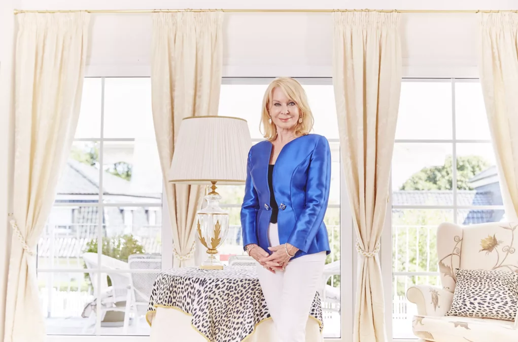 Ein Bild auf 5min.at zeigt die prominente Astrologin Gerda Rogers in einem weißen Wohnzimmer.