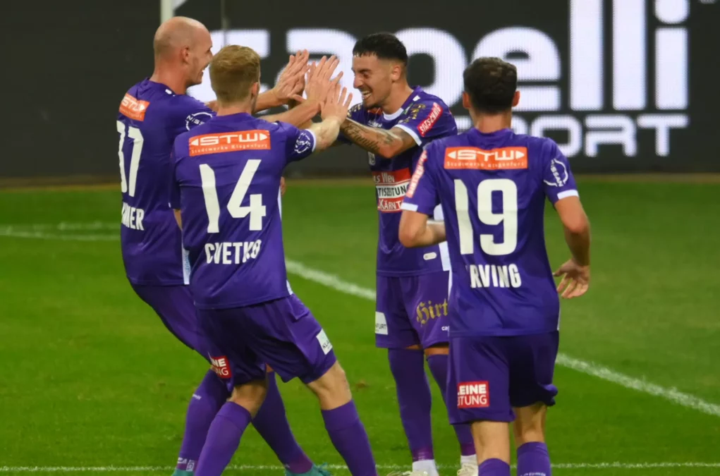 Ein Bild auf 5min.at zeigt einige Fußballspieler des SK Austria Klagenfurt am Spielfeld.