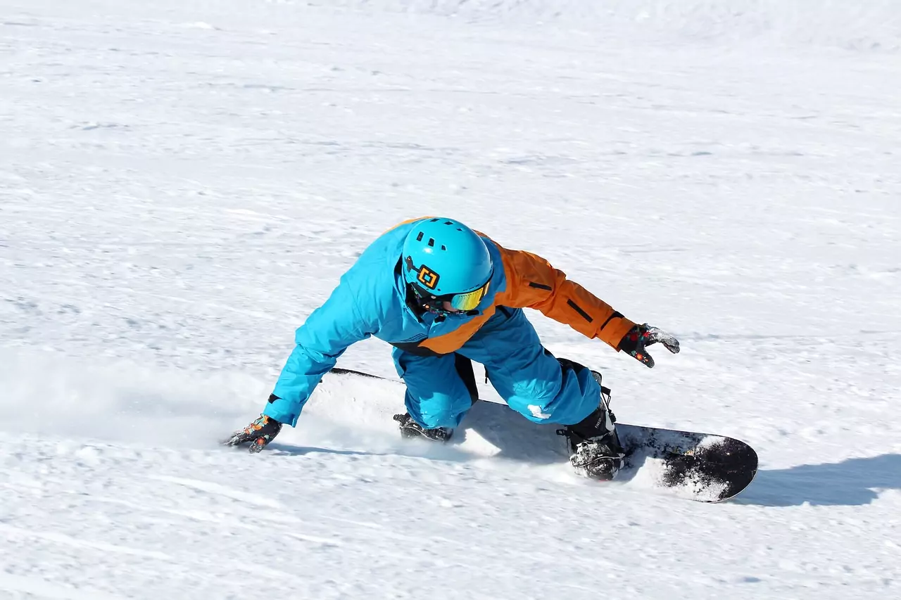 Ein Bild auf 5min.at zeigt einen Snowboarder auf der Piste.