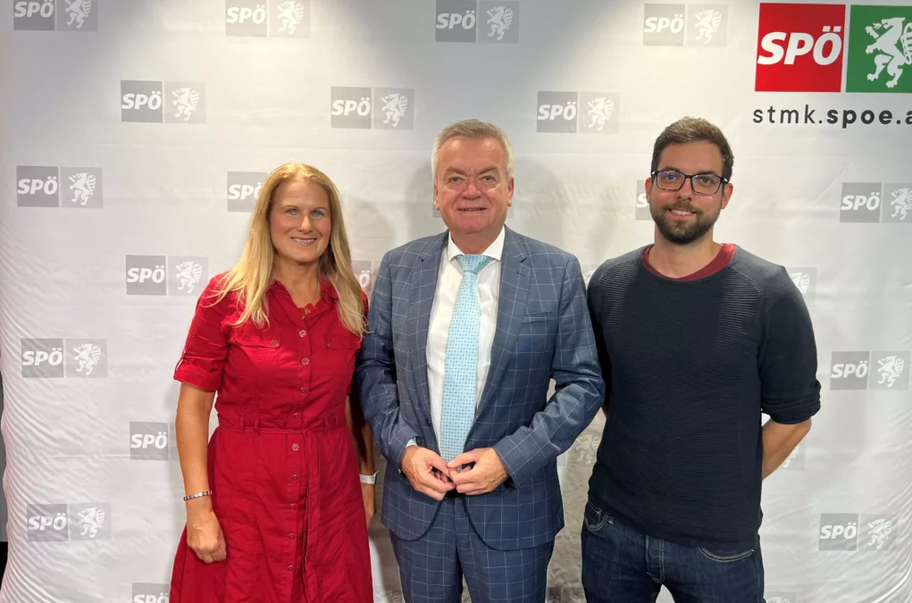 Zu sehen sind drei Personen, links eine Frau und rechts zwei Männer