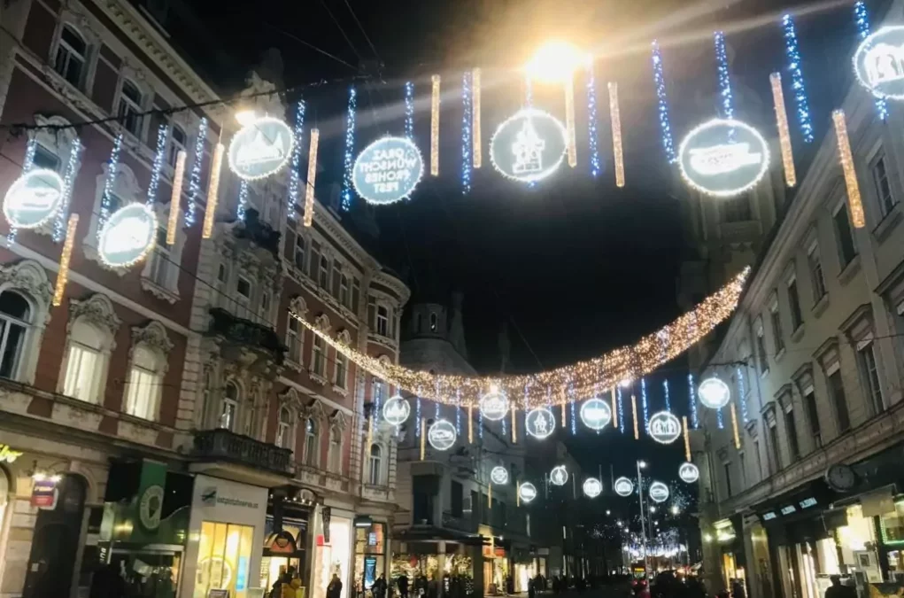 Bild auf 5min.at zeigt die Grazer Herrengasse mit weihnachtlicher Beleuchtung.