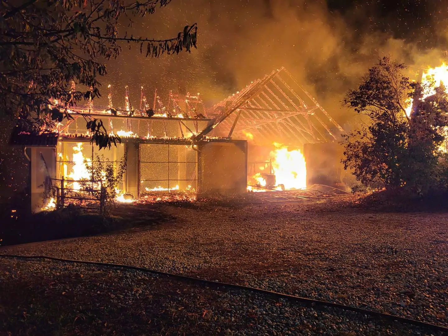 Bild auf 5min.at zeigt einen Brand eines Wirtschaftsgebäudes in Eggersdorf in der Steiermark.