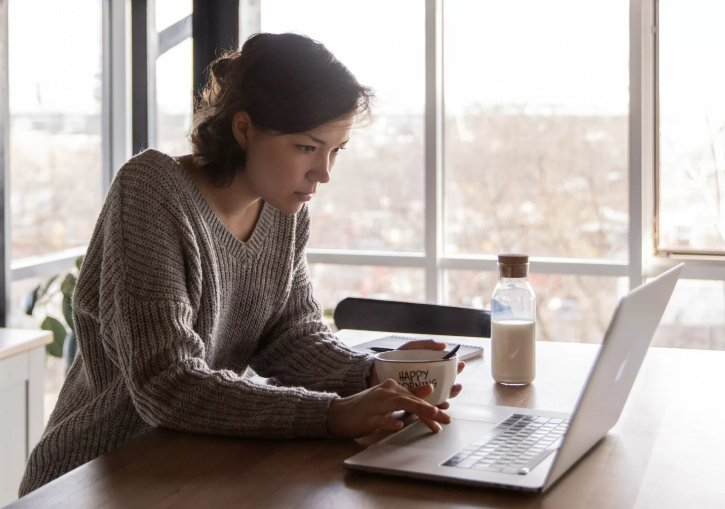 Bild auf 5min.at zeigt eine Frau am Laptop.