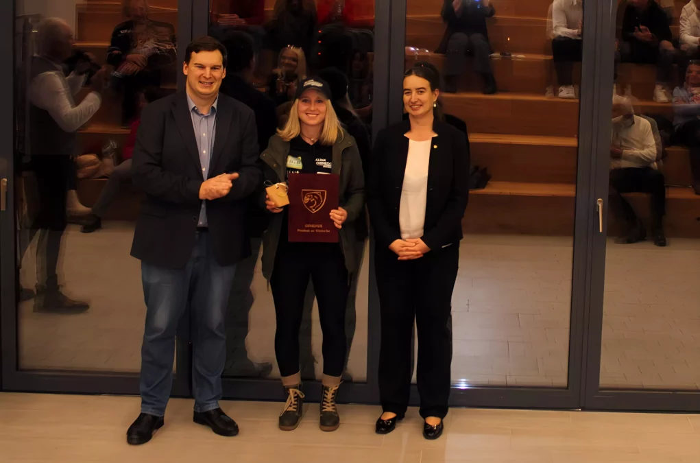 Das Bild auf 5min.at zeigt die Sportlerehrung in der neu gestalteten Aula der Volksschule Pörtschach.