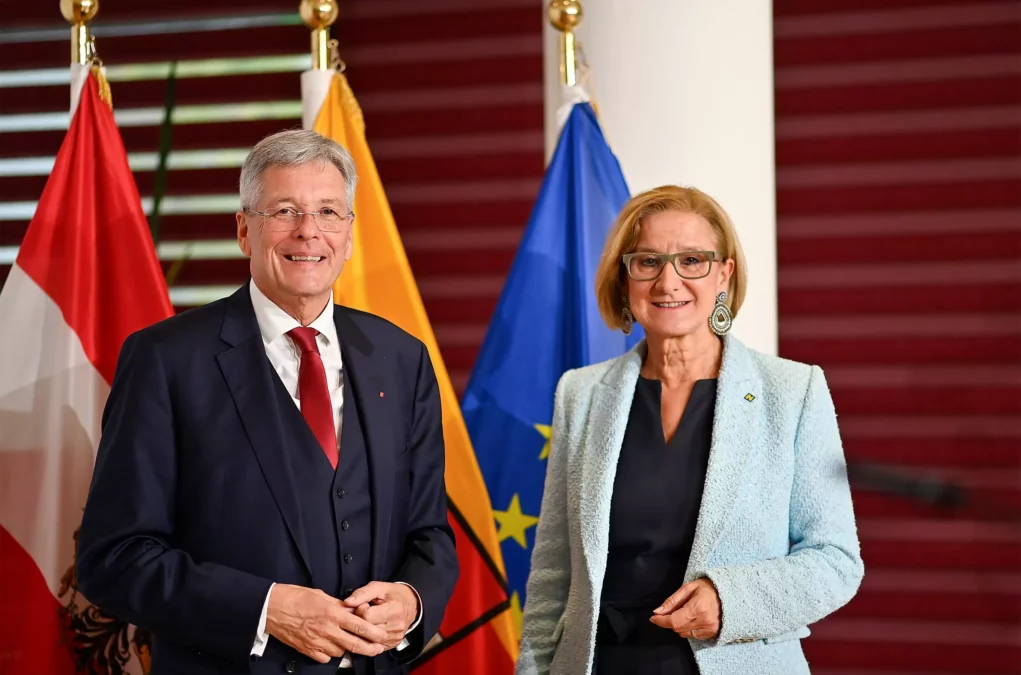 Ein Foto auf 5min.at zeigt K&auml;rntens Landeshauptmann Peter Kaiser und Nieder&ouml;sterreichs Landeshauptfrau Johanna Mikl-Leitner.