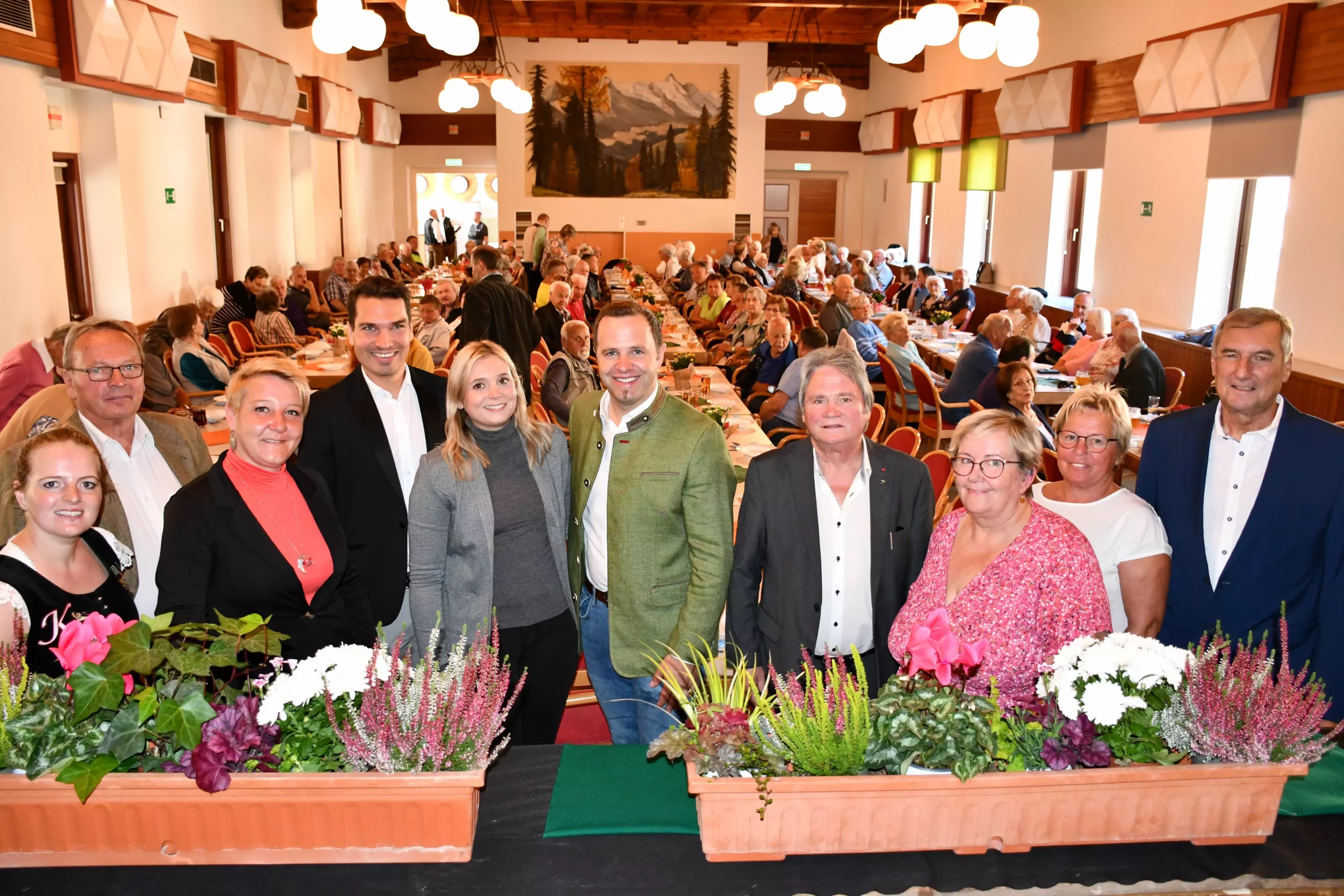 Foto in Beitrag von 5min.at: Zu sehen sind mehrere Personen beim Seniorentag der Gemeinde Bad Bleiberg.