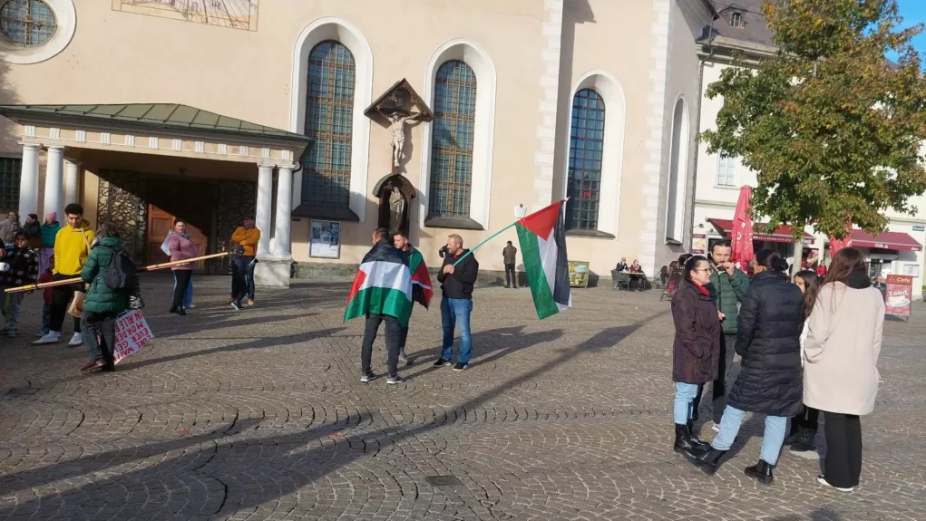 Ein Bild auf 5min.at zeigt Teilnehmende der Palästina-Demo in Klagenfurt.