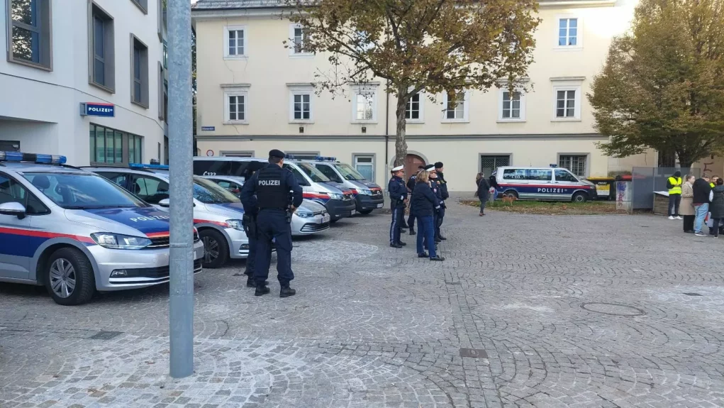 Ein Bild auf 5min.at zeigt Polizeibeamte bei der Palästina-Demo in Klagenfurt.