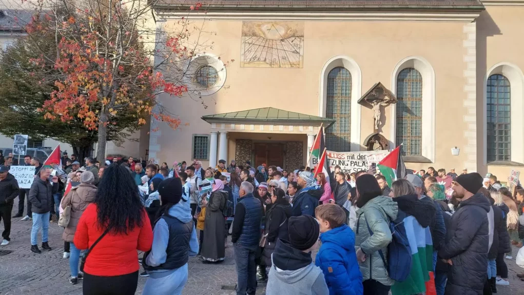 Ein Bild auf 5min.at zeigt Teilnehmende der Palästina-Demo in Klagenfurt.