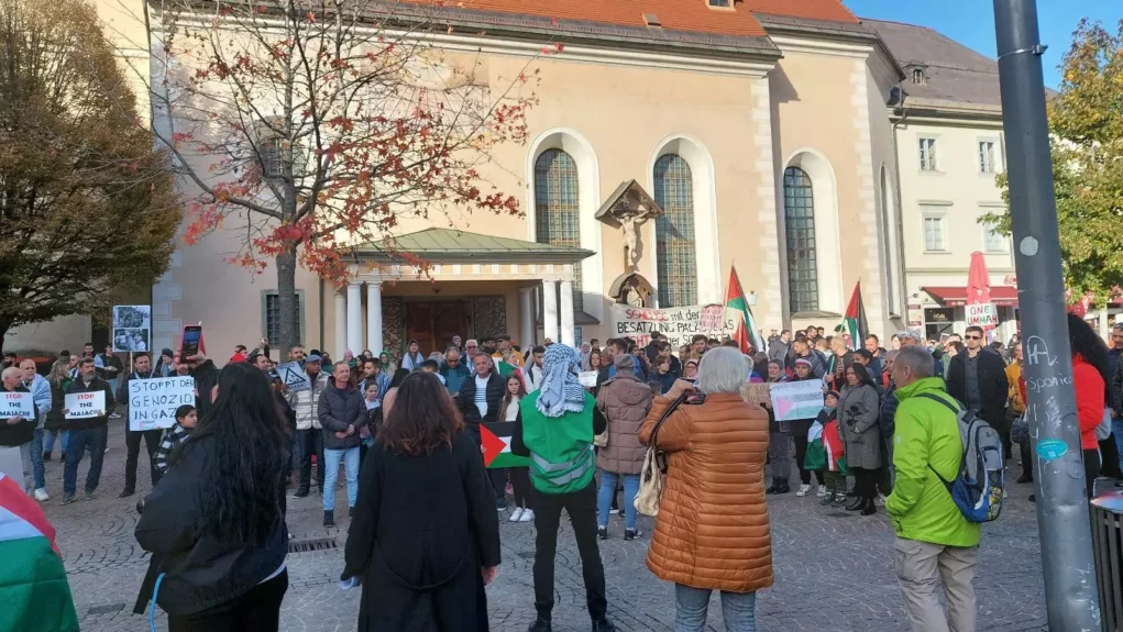 Ein Bild auf 5min.at zeigt Teilnehmende der Palästina-Demo in Klagenfurt.