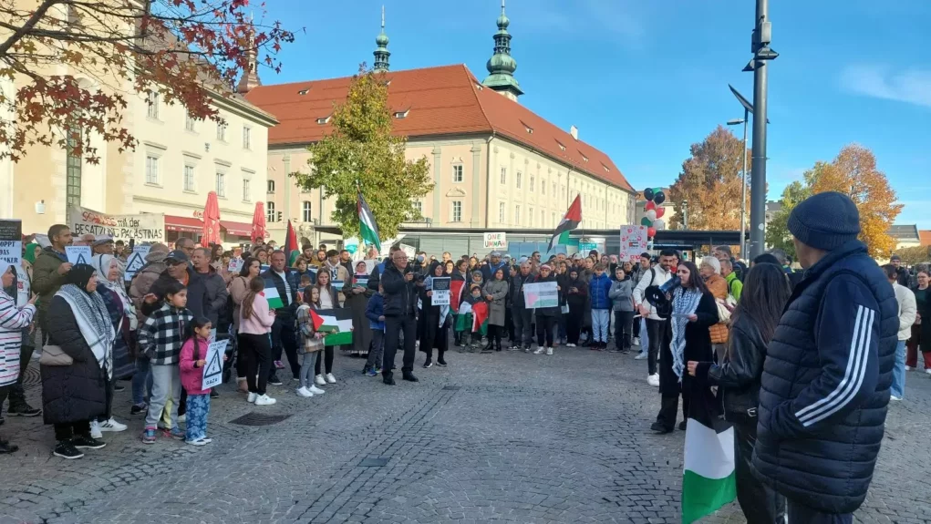 Ein Bild auf 5min.at zeigt Teilnehmende der Palästina-Demo in Klagenfurt.