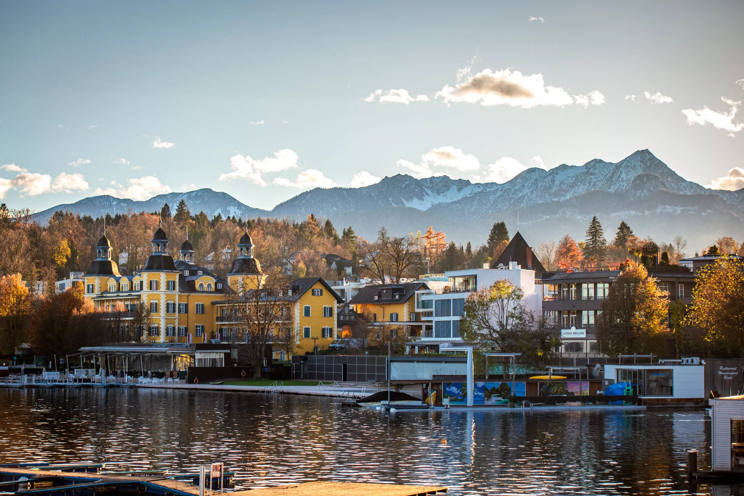 Bild auf 5min.at zeigt die Kulisse rund um das Schlosshotel in Velden im Herbst.