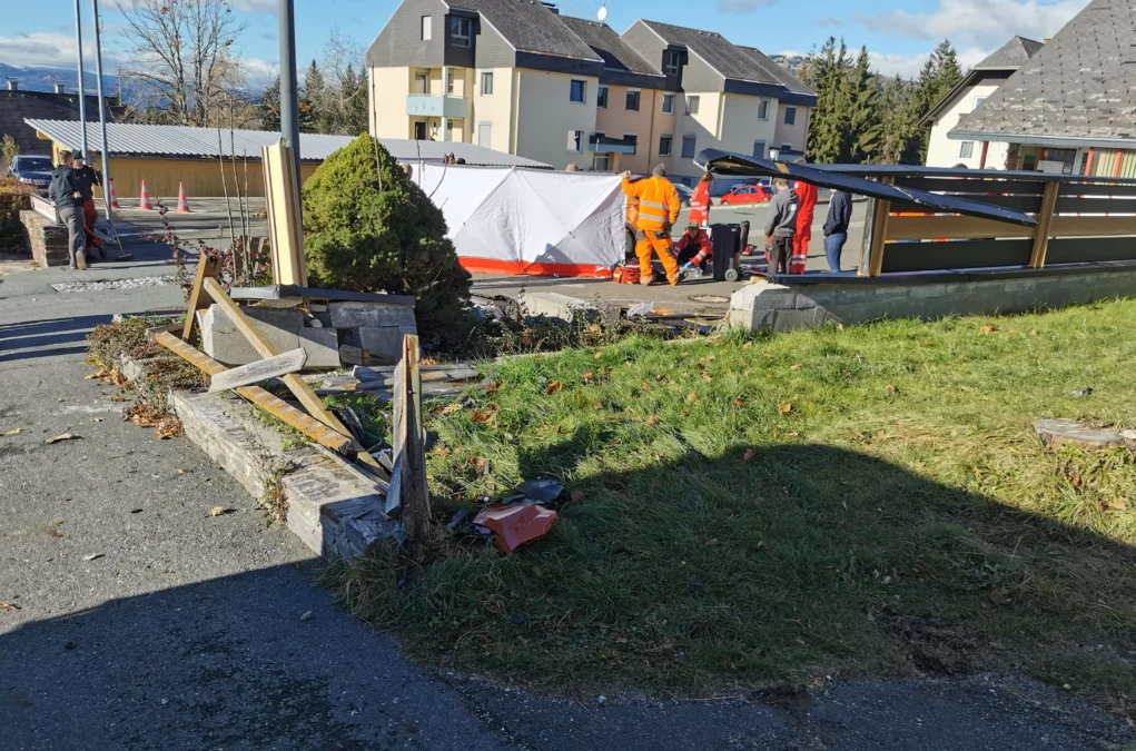 Foto auf 5min.at zeigt eine Unfallstelle vor einem Feuerwehrhaus.