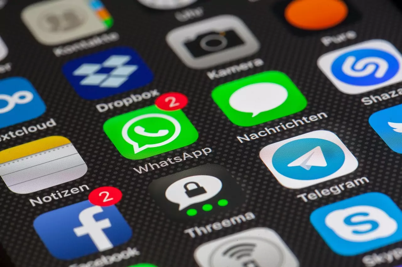 Das Foto zeigt WhatsApp am Smatphone.