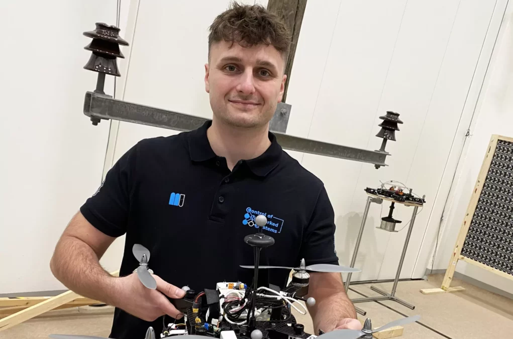 Ein Bild auf 5min.at zeigt Thomas Jantos mit einer Drohne.