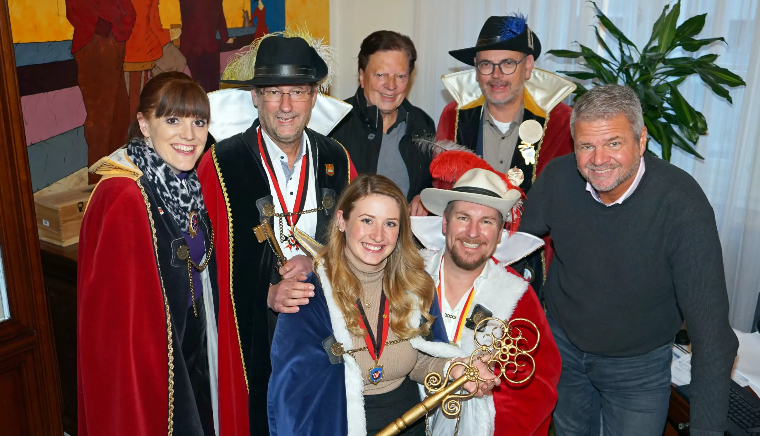 Ein Bild auf 5min.at zeigt die Schlüsselübergabe im Spittaler Rathaus. Vertreter der Faschingsgilde sowie Bürgermeister Gerhard Köfer lachen in die Kamera.