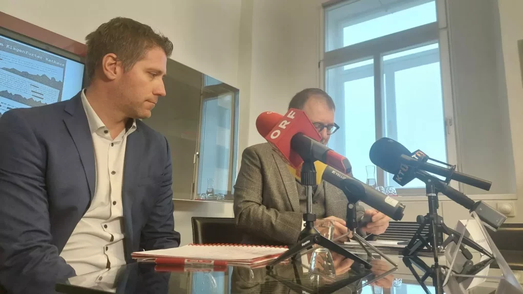 Bild auf 5min.at zeigt eine Pressekonferenz im Klagenfurter Rathaus.