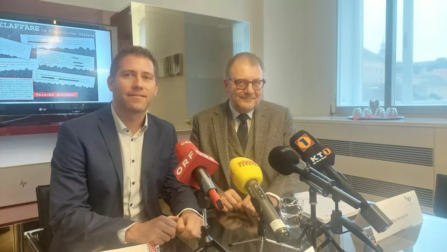 Bild auf 5min.at zeigt den Klagenfurter Vizebürgermeister Liesnig und den Rechtsanwalt Pilz bei einer Pressekonferenz.