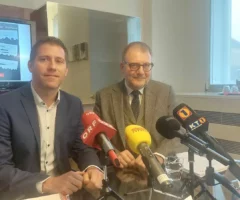 Bild auf 5min.at zeigt den Klagenfurter Vizebürgermeister Liesnig und den Rechtsanwalt Pilz bei einer Pressekonferenz.