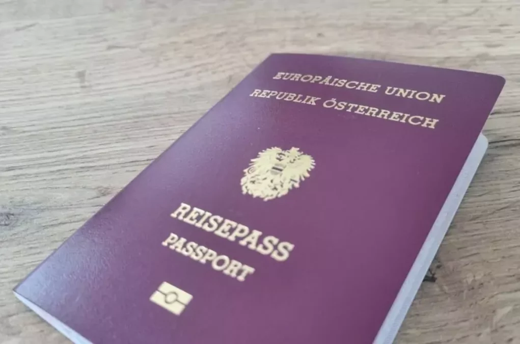 Foto auf 5min.at zeigt einen Österreichischen Reisepass auf einem Tisch.