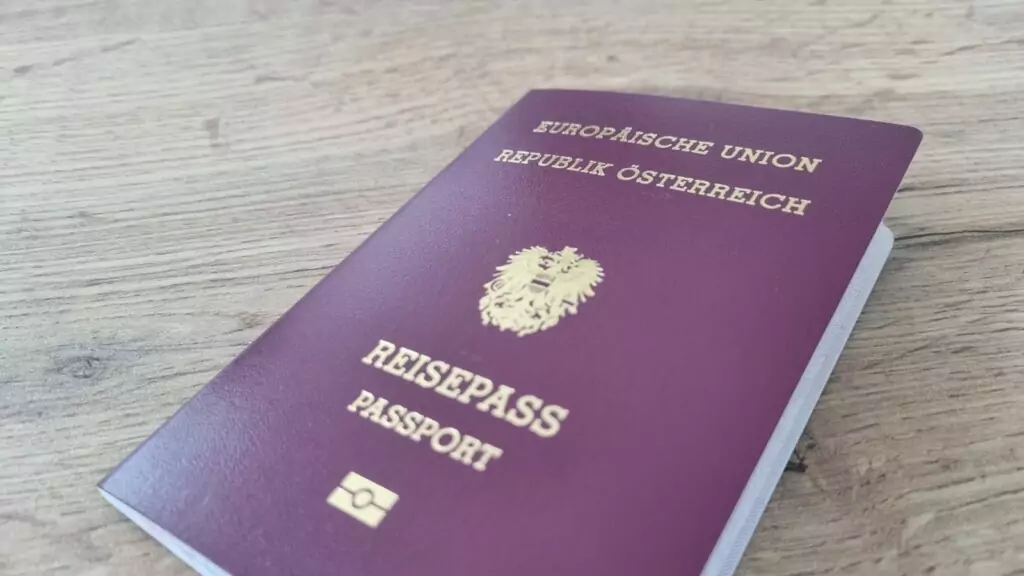 Foto auf 5min.at zeigt einen Österreichischen Reisepass auf einem Tisch.