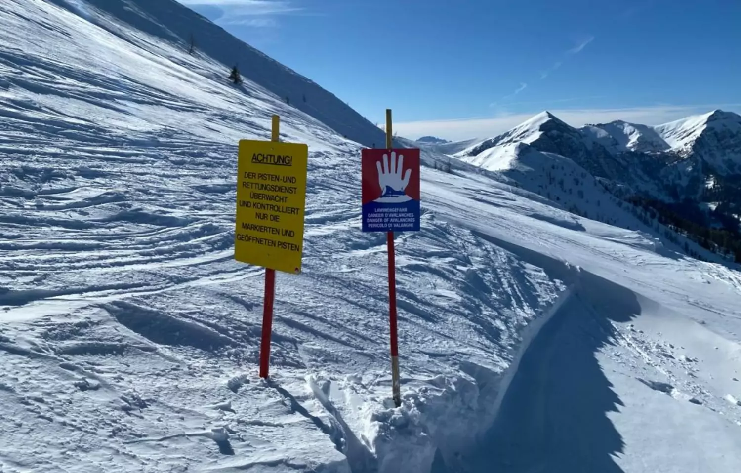 Ein Bild zeigt ein Schild mit einer Lawinenwarnung.