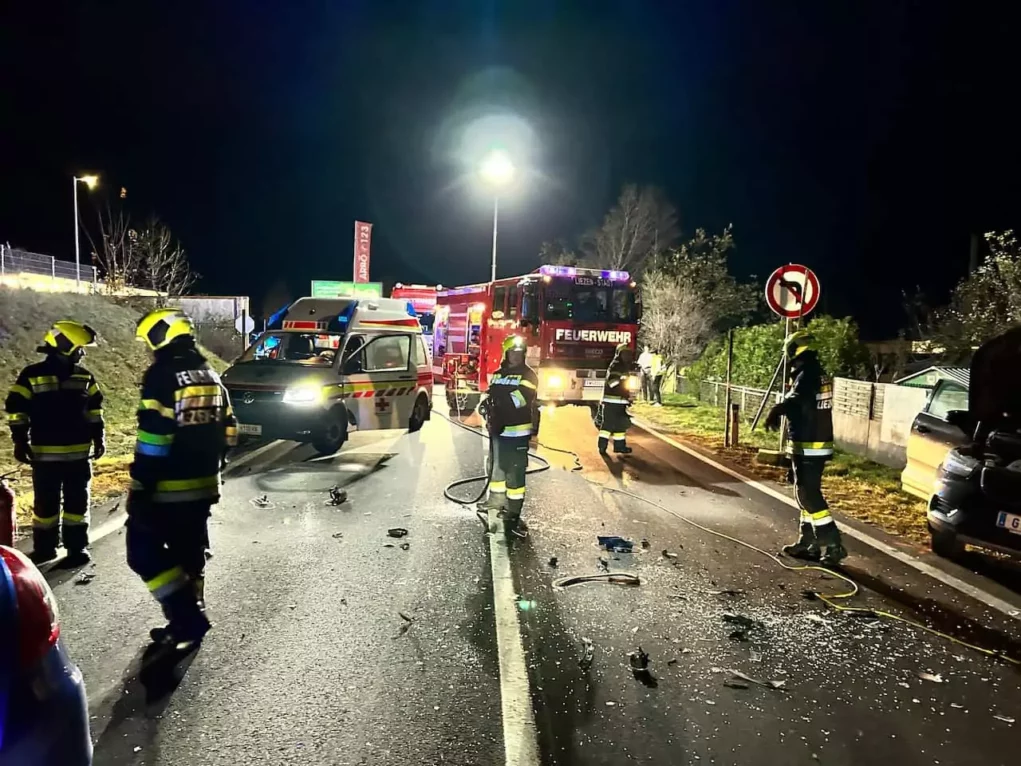 Bild auf 5min.at zeigt einen Einsatz der Feuerwehr Liezen-Stadt auf der B 320.