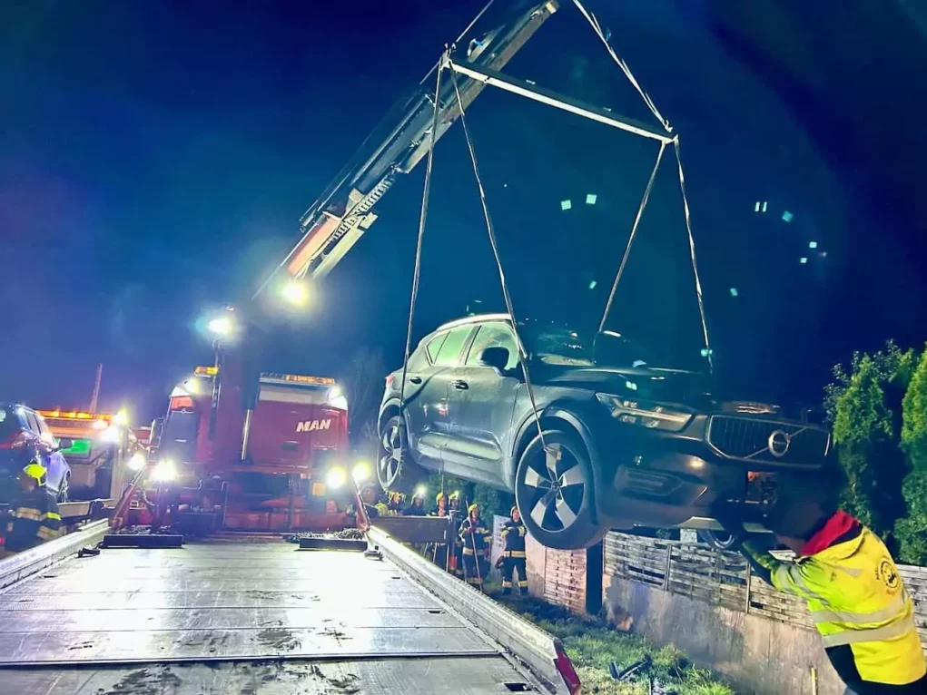 Bild auf 5min.at zeigt einen Einsatz der Feuerwehr Liezen-Stadt auf der B 320.