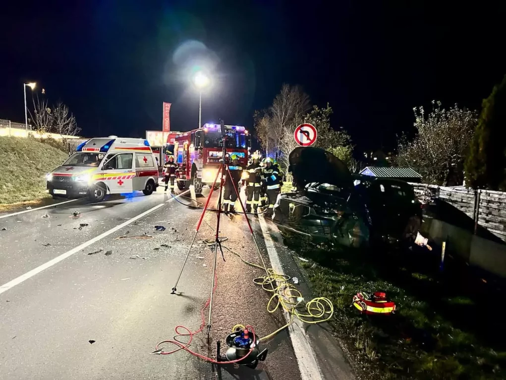 Bild auf 5min.at zeigt einen Einsatz der Feuerwehr Liezen-Stadt auf der B 320.
