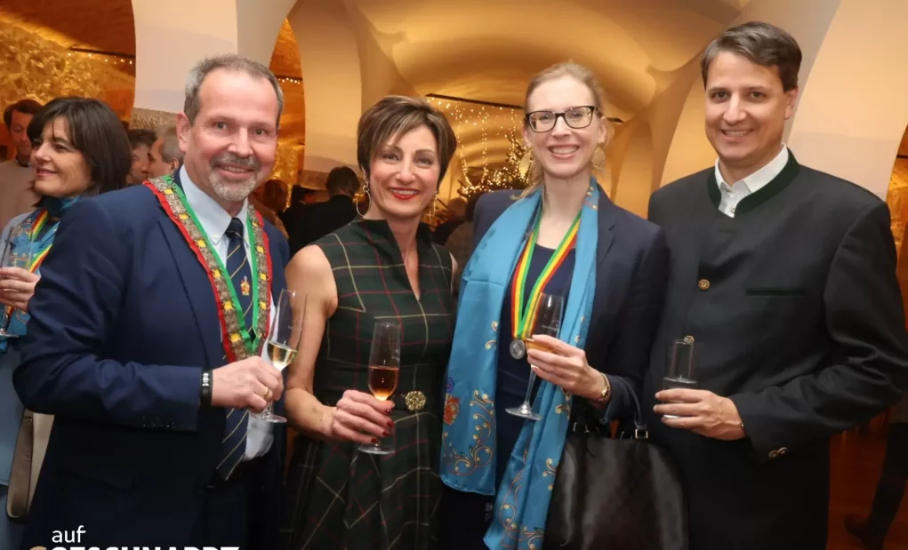 Foto auf 5min.at zeigt ein Gruppenfoto bei einer Weintaufe.