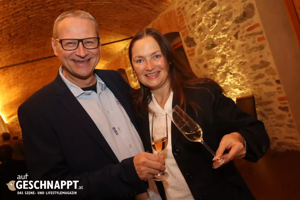 Foto auf 5min.at zeigt zwei Gäste bei einer Weintaufe.