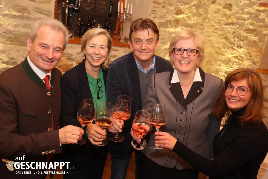 Foto auf 5min.at zeigt ein Gruppenfoto von Sommeliers bei einer Weintaufe.