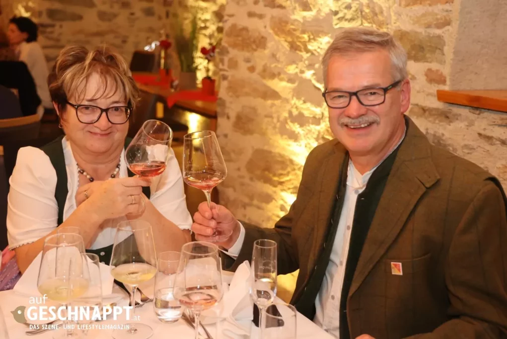 Foto auf 5min.at zeigt zwei Gäste bei einer Weintaufe.