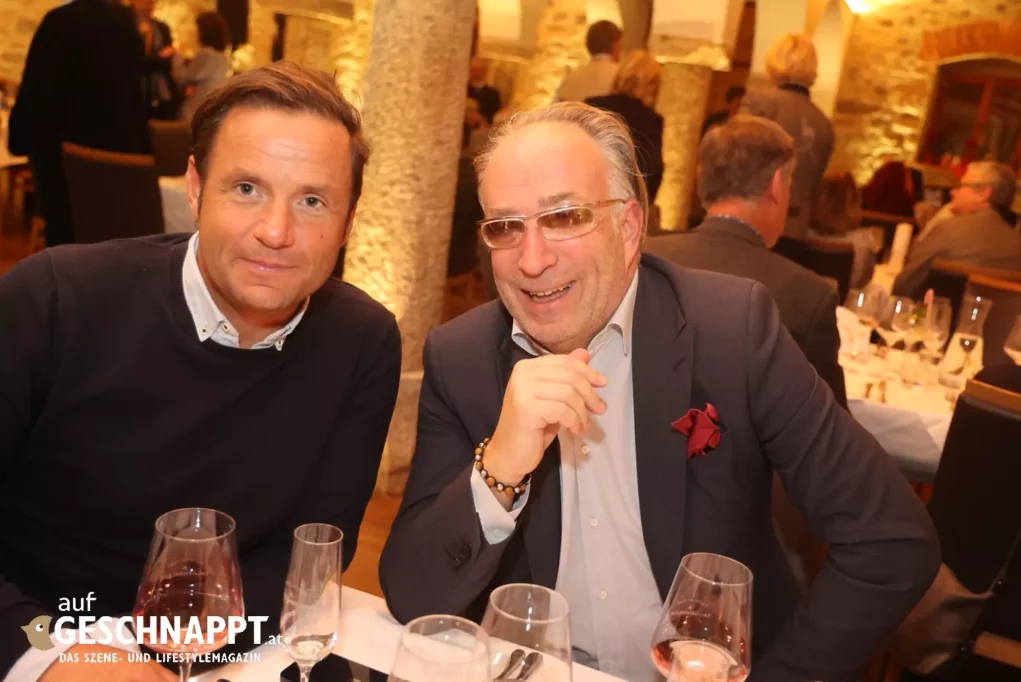 Foto auf 5min.at zeigt zwei Gäste bei einer Weintaufe.