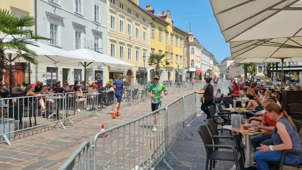 Foto in Beitrag von 5min.at: Zu sehen ist ein Läufer beim Ironman in Klagenfurt in der Innenstadt.