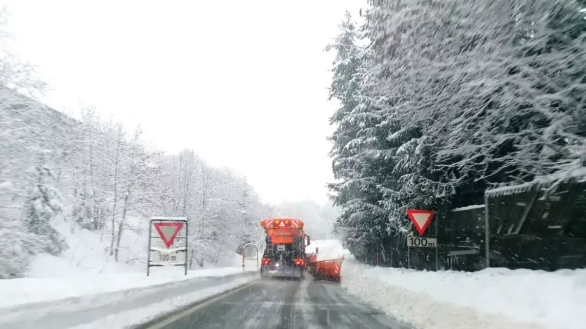 Bild auf 5min.at zeigt eine Straße voll mit Schnee und ein Schneeräumfahrzeug.