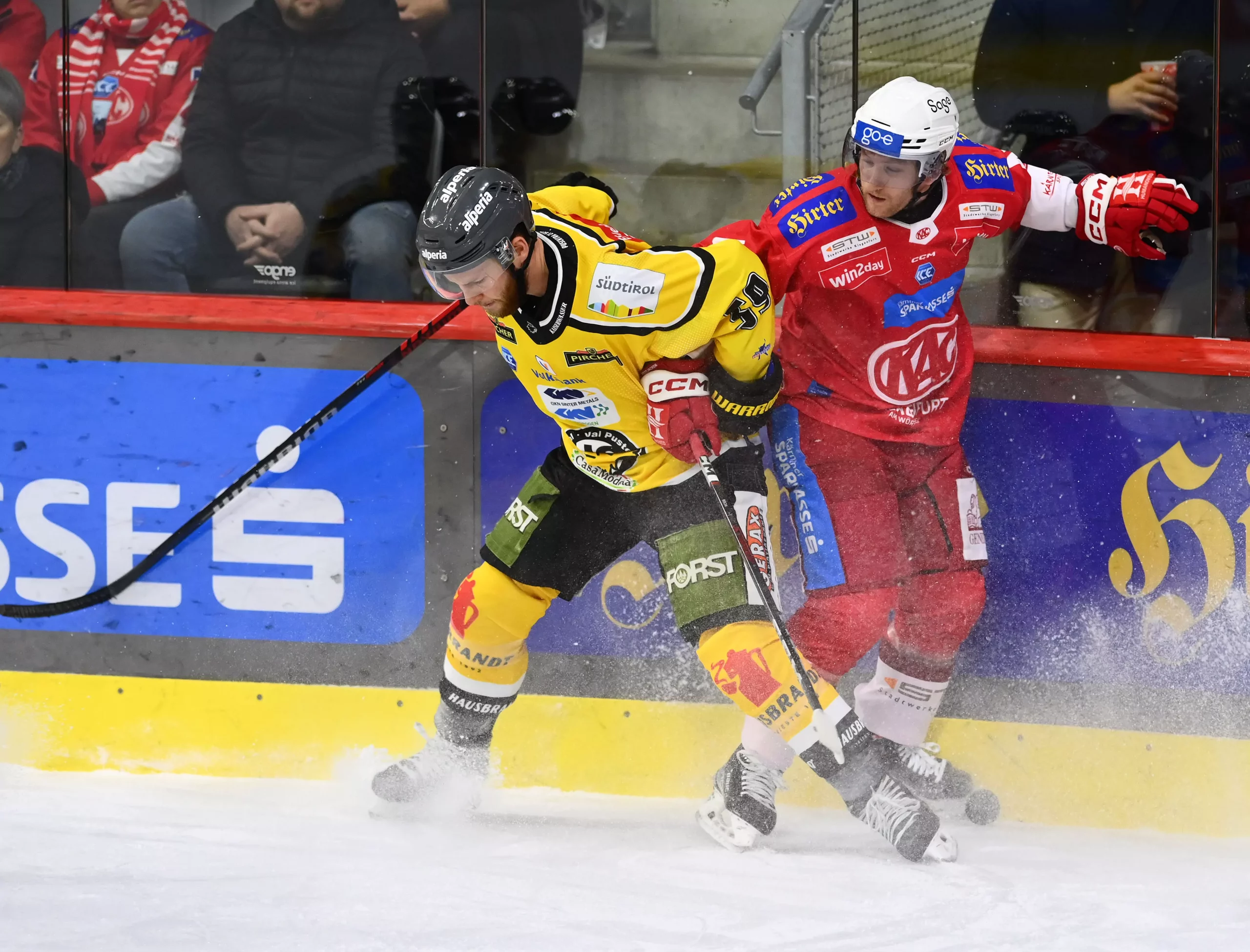 Foto in Beitrag von 5min.at: Zu sehen sind zwei Eishockey-Spieler auf dem Eis.