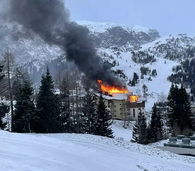 Das Bild auf 5min.at zeigt einen Hotelbrand am Nassfeld. Zahlreiche Feuerwehren stehen im Einsatz.