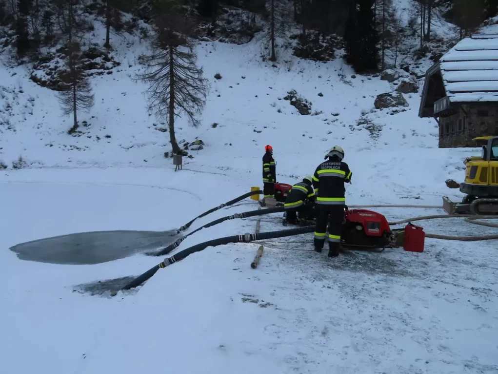 Das Bild auf 5min.at zeigt einen Hotelbrand am Nassfeld. Zahlreiche Feuerwehren stehen im Einsatz.