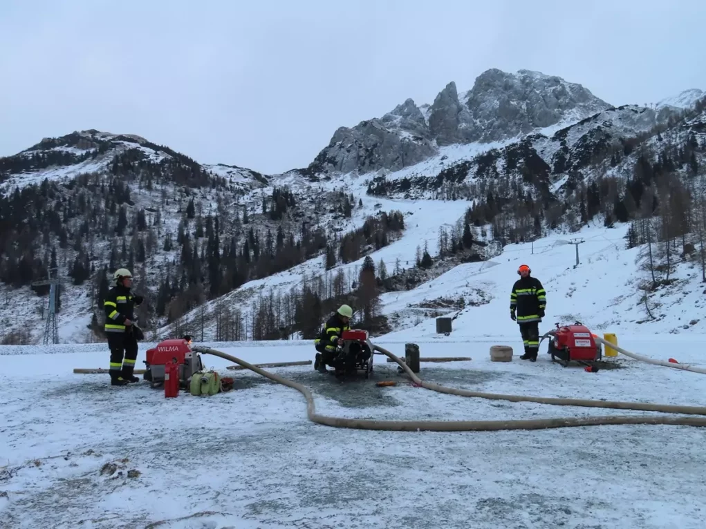 Das Bild auf 5min.at zeigt einen Hotelbrand am Nassfeld. Zahlreiche Feuerwehren stehen im Einsatz.