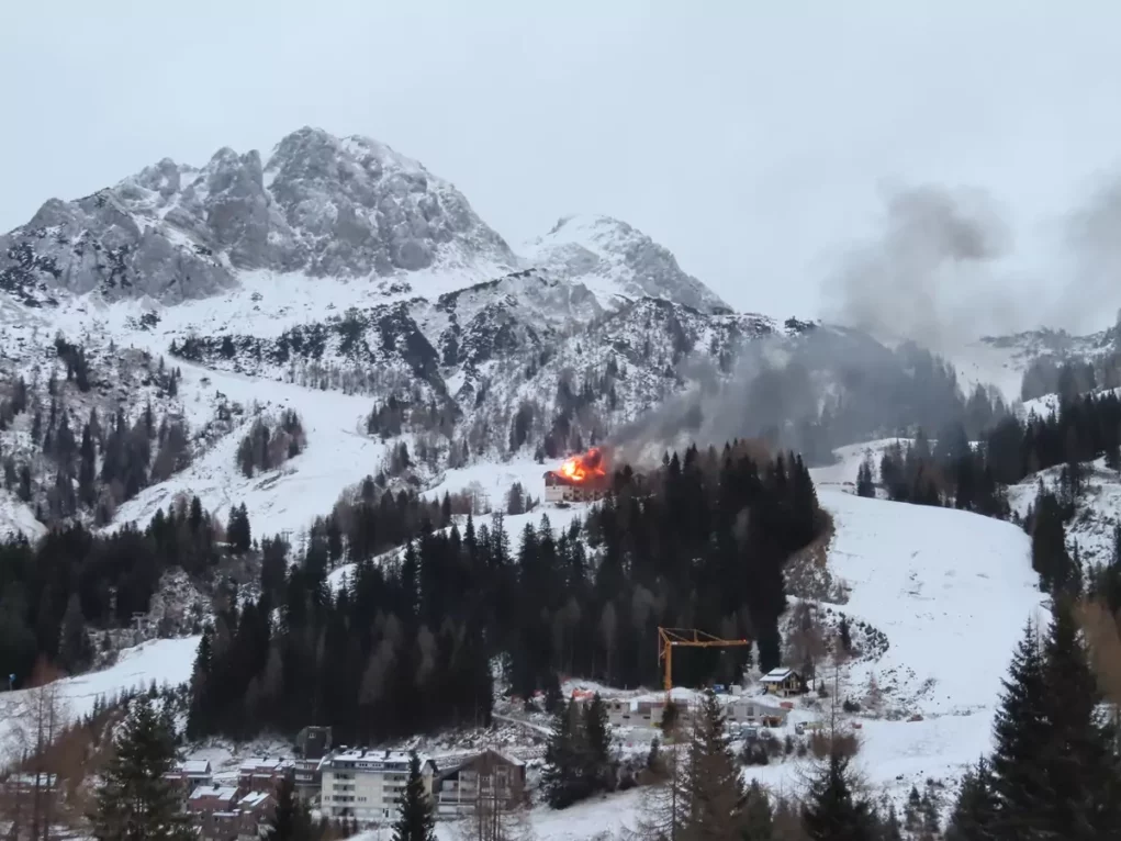 Das Bild auf 5min.at zeigt einen Hotelbrand am Nassfeld. Zahlreiche Feuerwehren stehen im Einsatz.