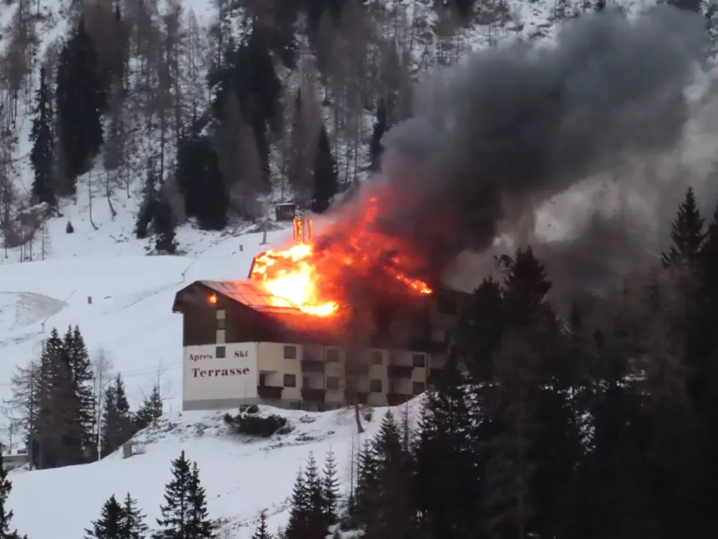 Das Bild auf 5min.at zeigt einen Hotelbrand am Nassfeld. Zahlreiche Feuerwehren stehen im Einsatz.