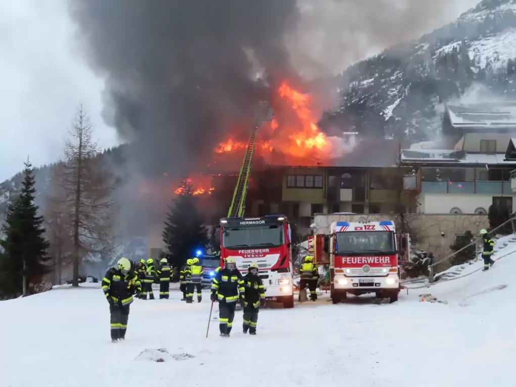 Das Bild auf 5min.at zeigt einen Hotelbrand am Nassfeld. Zahlreiche Feuerwehren stehen im Einsatz.