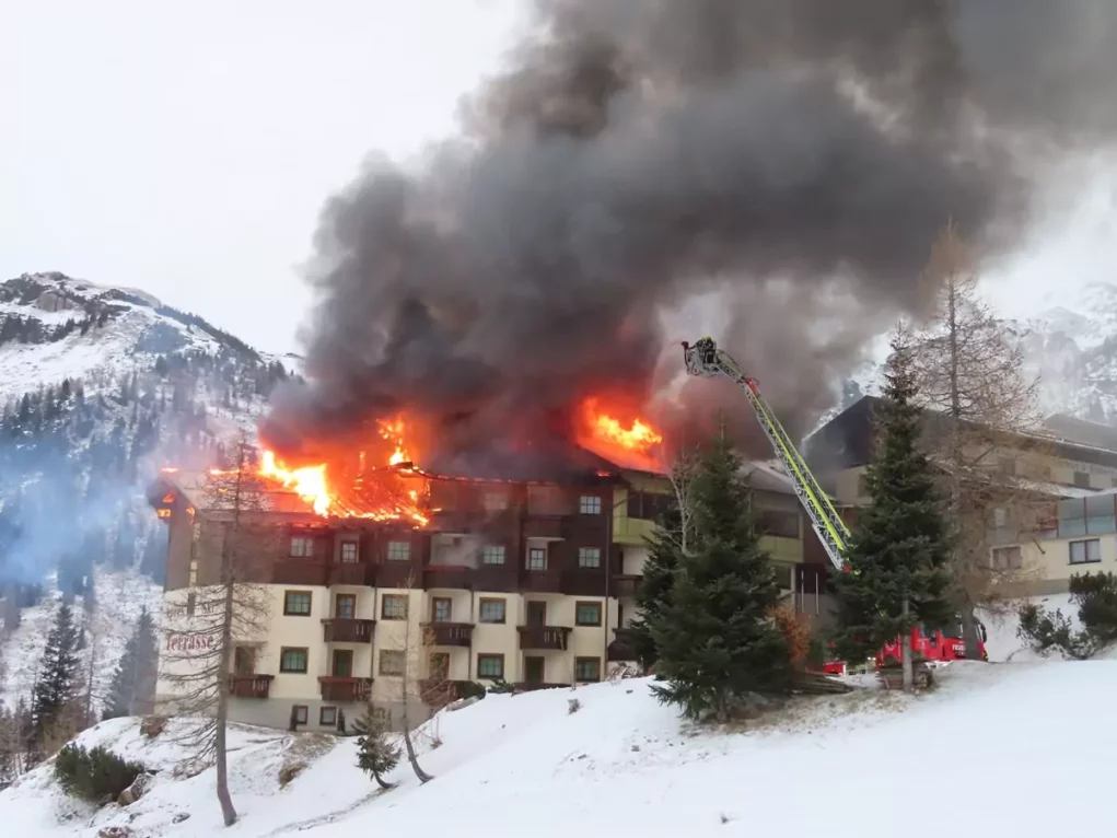 Das Bild auf 5min.at zeigt einen Hotelbrand am Nassfeld. Zahlreiche Feuerwehren stehen im Einsatz.