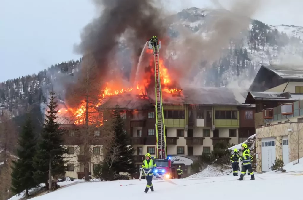 Das Bild auf 5min.at zeigt einen Hotelbrand am Nassfeld. Zahlreiche Feuerwehren stehen im Einsatz.