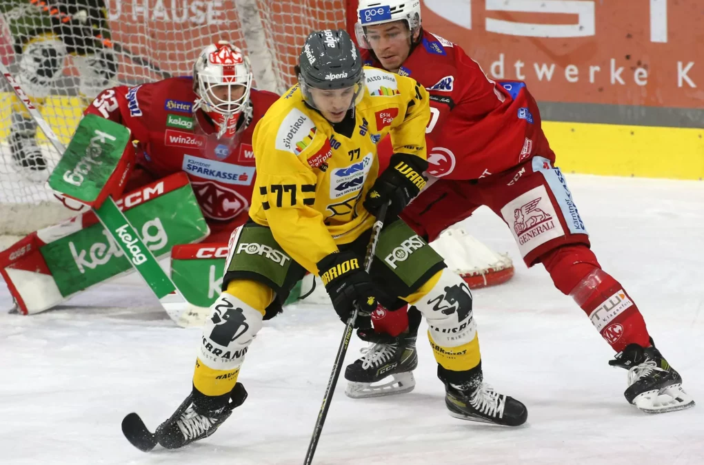 Foto in Beitrag von 5min.at: Zu sehen ist ein Spieler vom KAC und einer vom HC Pustertal im Zweikampf.