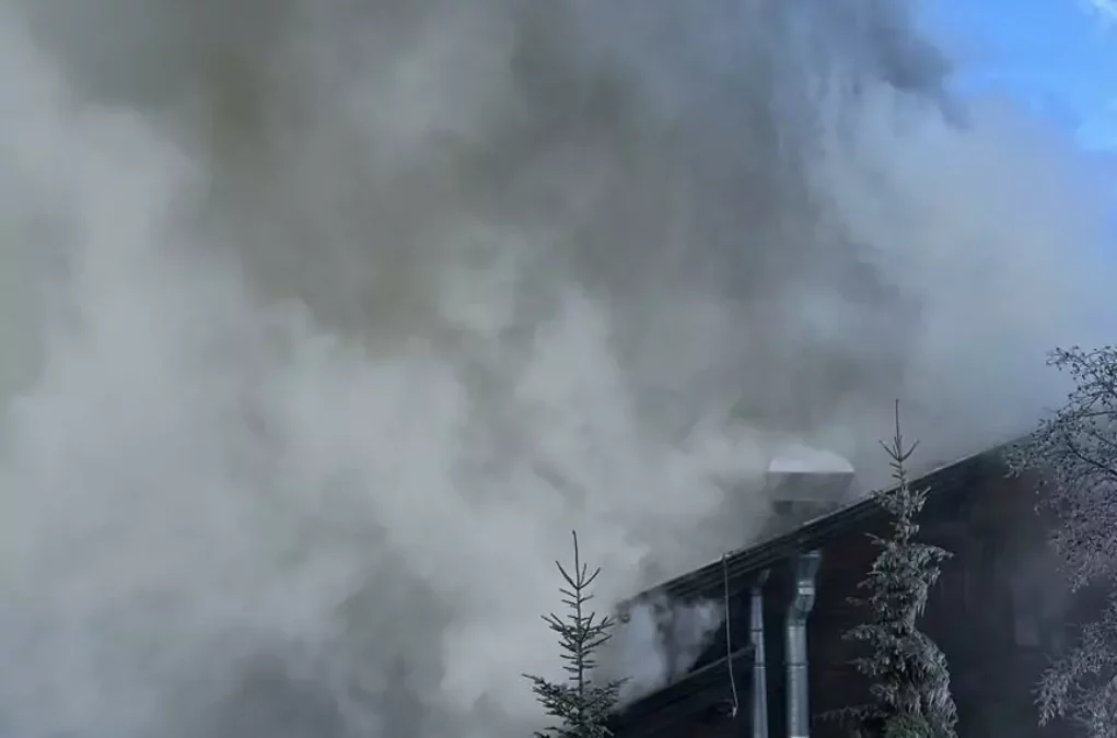 Foto in Beitrag von 5min.at: Zu sehen ist der Großbrand am Nassfeld und viel Rauch.