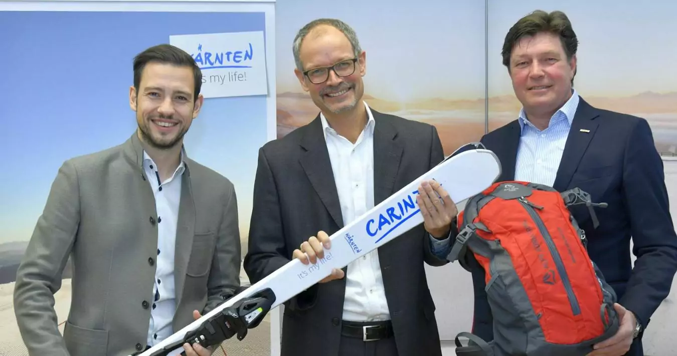Foto in Beitrag von 5min.at: Zu sehen sind drei Männer mit Skiausrüstung in der Hand.