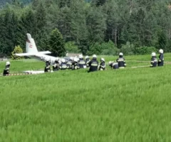Symbolbild auf 5min.at zeigt Einsatzkr&auml;fte der Feuerwehr bei einem Flugzeugabsturz.